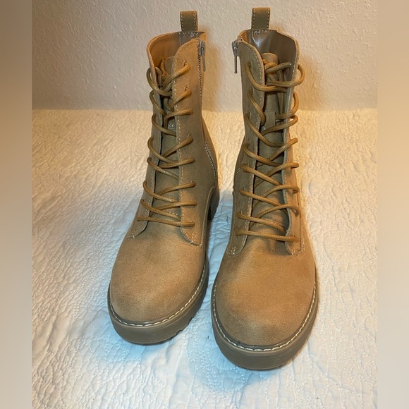 Unlimited Threads Shoes - Boots women’s size 8.5 Unlimited Threads man made materials Inside ankle zipper